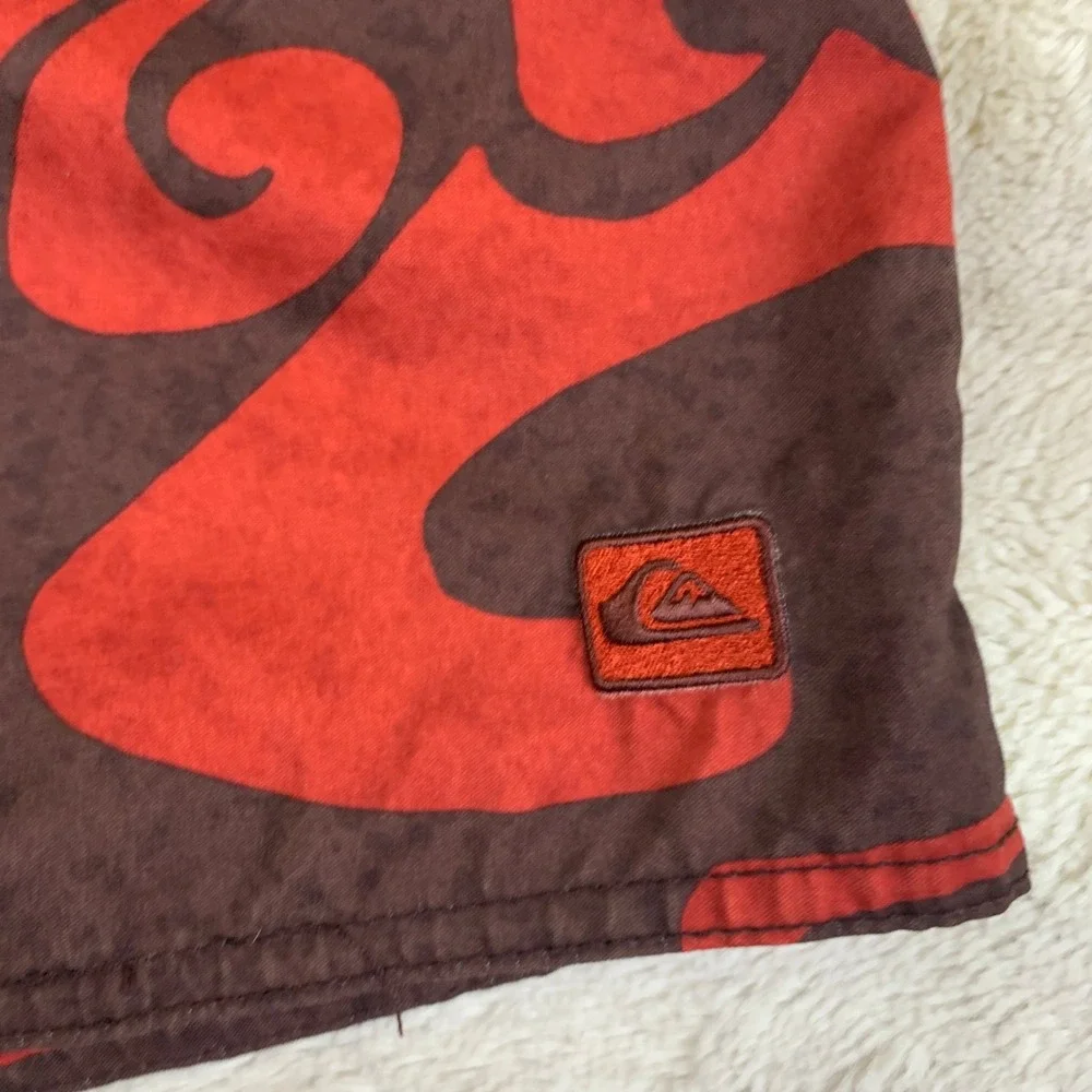 Y2K Quiksilver Mens Tribal‎ Graphic Surf Board Shorts Red Brown Size Small Beach